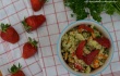 Couscous-Salat mit Avocado und Erdbeeren
